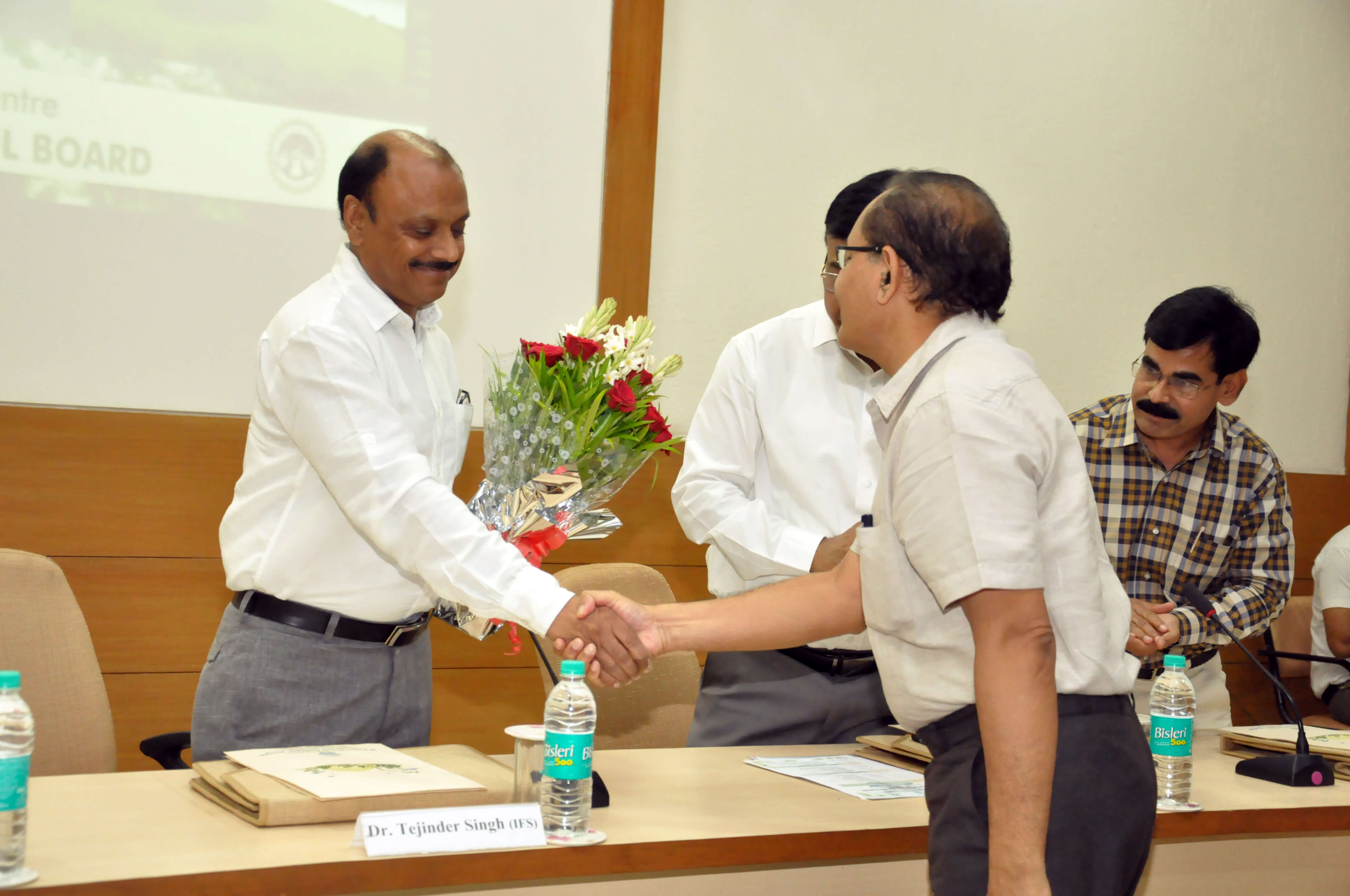 Floral welcome of Chief Guest Dr. Tejinder Singh, Head Western Region, MoEF & CC, GoI