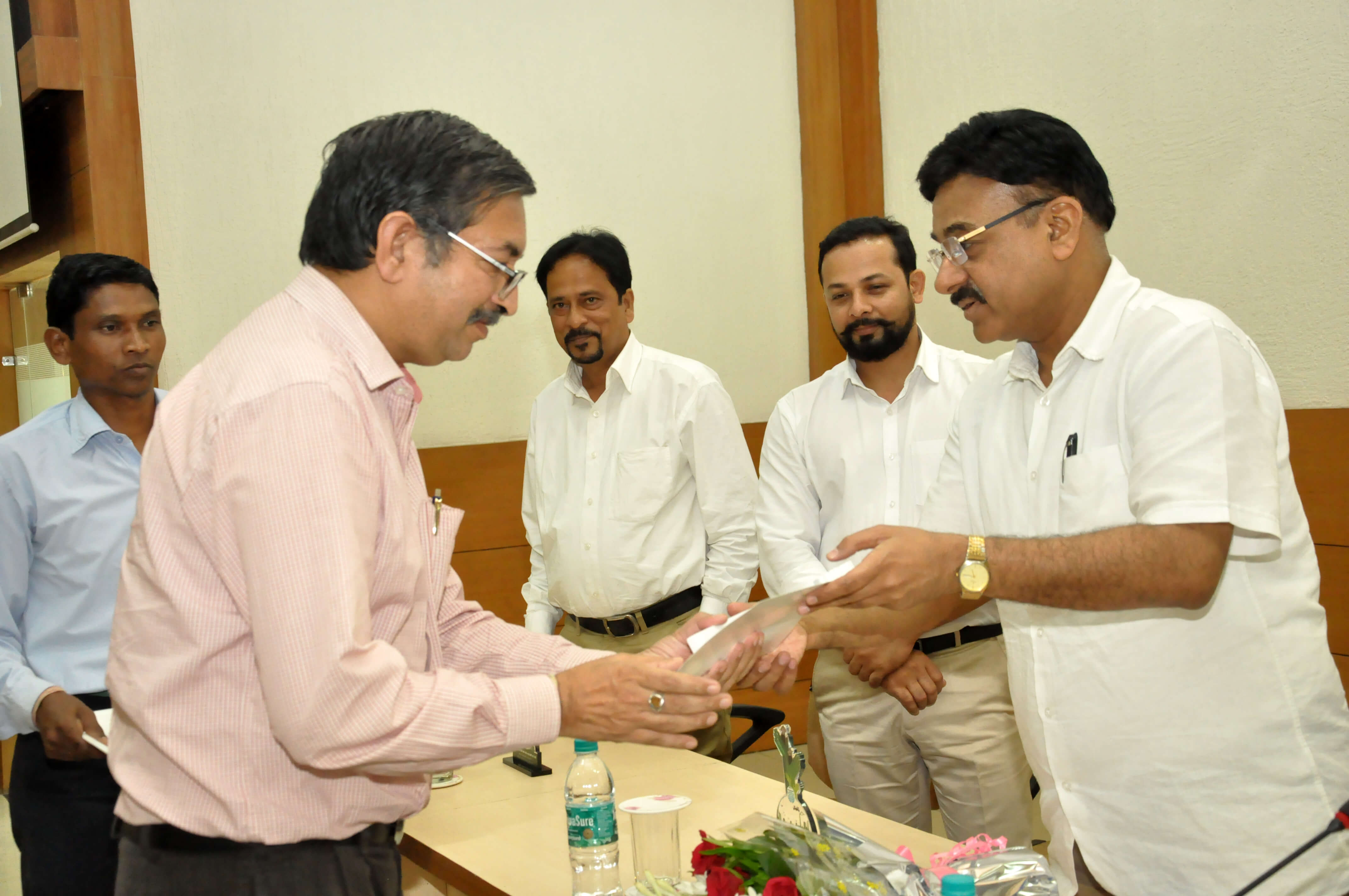 Award of Certificates to the participants by Member Secretary, MPPCB