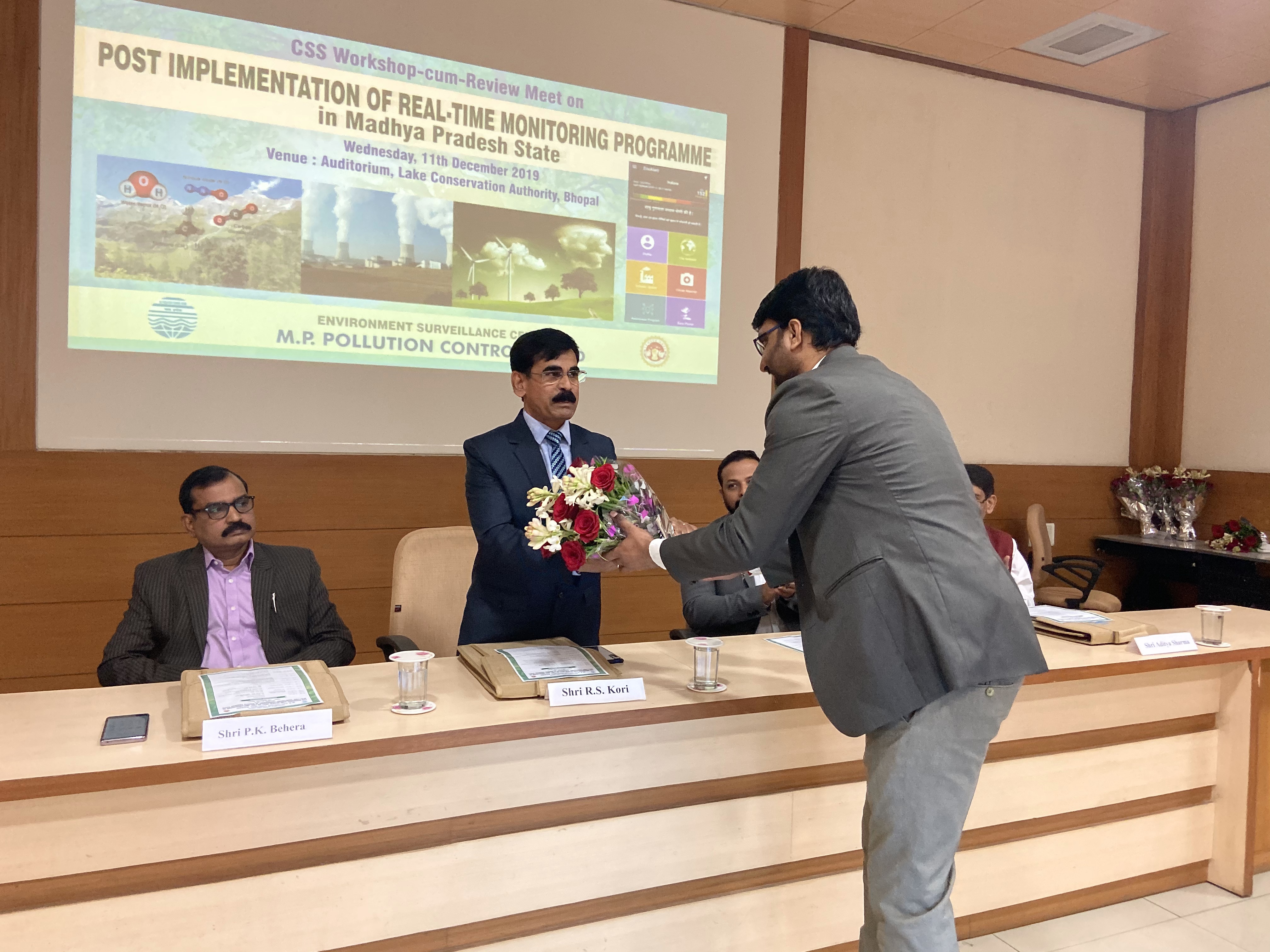 Floral welcome of Chief Guest Dr. Tejinder Singh, Head Western Region, MoEF & CC, GoI